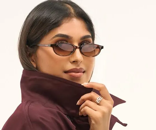 Oval sunglasses, tinted: oval sunglasses with a warm tint and tortoise frame